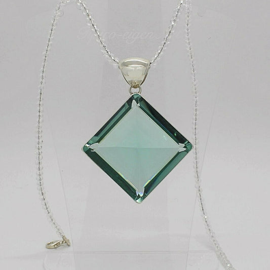 Silberanhänger mit meerblauem Obsidian-Quadrat (quer) 3,5 x 3,5 cm an Silberkette.