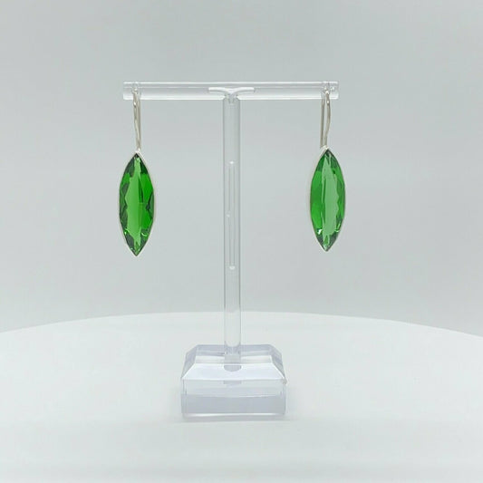 Elegante Ohrhänger Obsidian smaragdgrün 1 x 3 cm – Handwerkskunst von Tipico-eigenArt, zeitlos und ausdrucksstark.