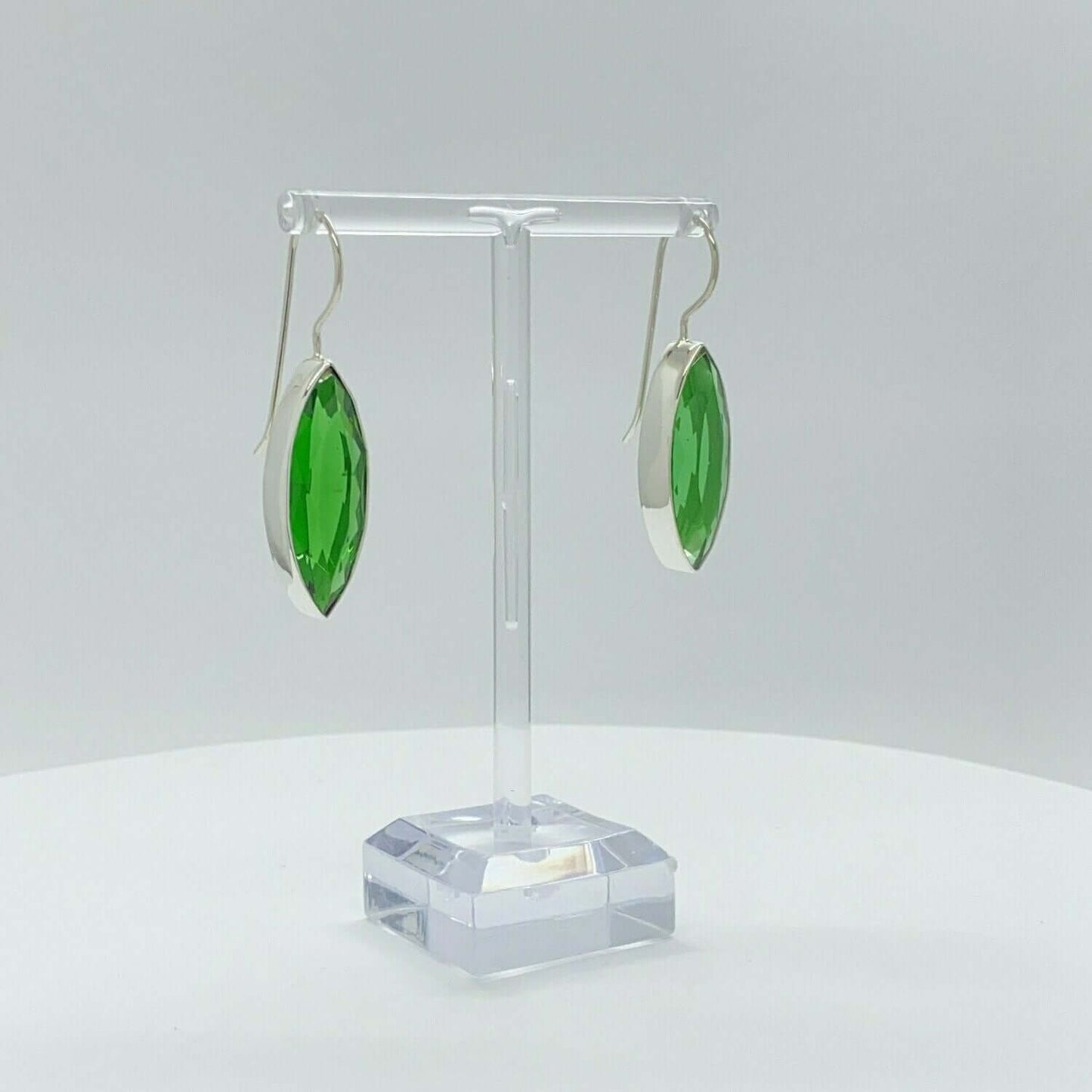 Ohrhänger Obsidian smaragdgrün 1 x 3 cm von Tipico-eigenArt – zeitloses, handgefertigtes Schmuckstück für jeden Anlass.