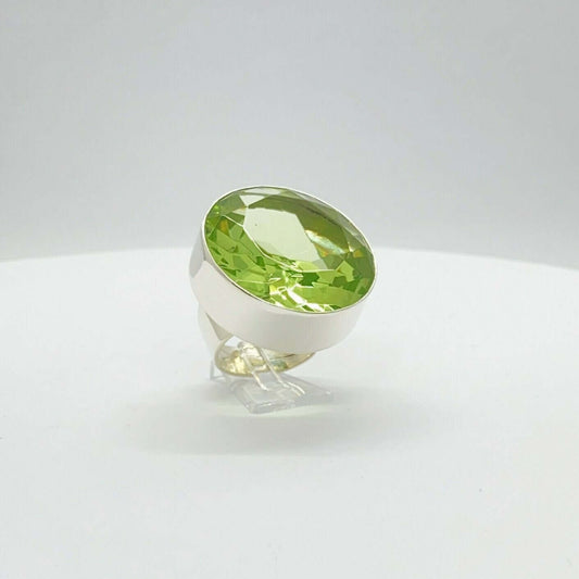 Silberring Obsidian lichtgrün Rund 3 cm von Tipico-eigenArt, handgefertigt, einzigartiges Design mit rundem Stein.