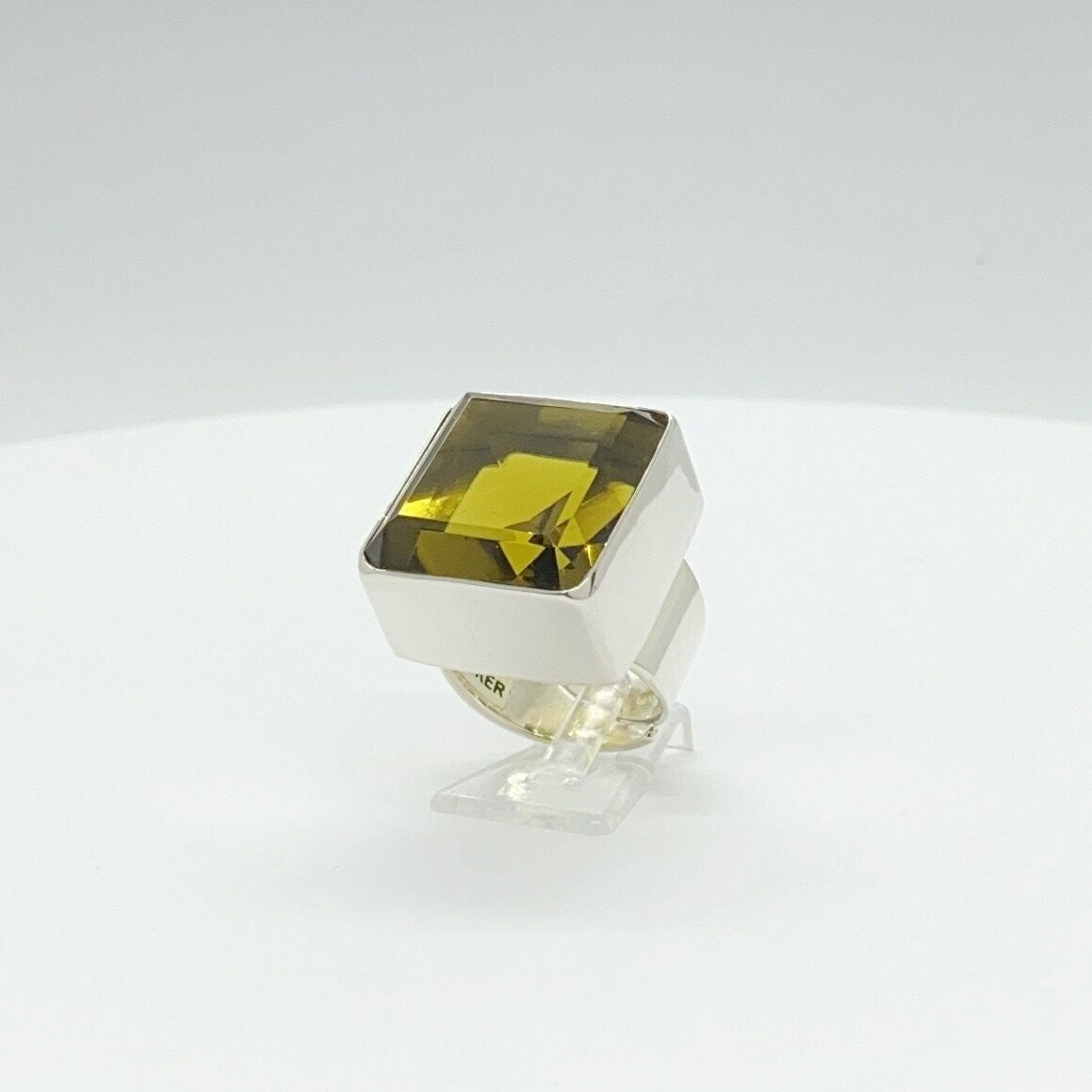 Silberring mit quadratischem goldbraunen Obsidian, 2 x 2 cm, handgefertigt in Deutschland.