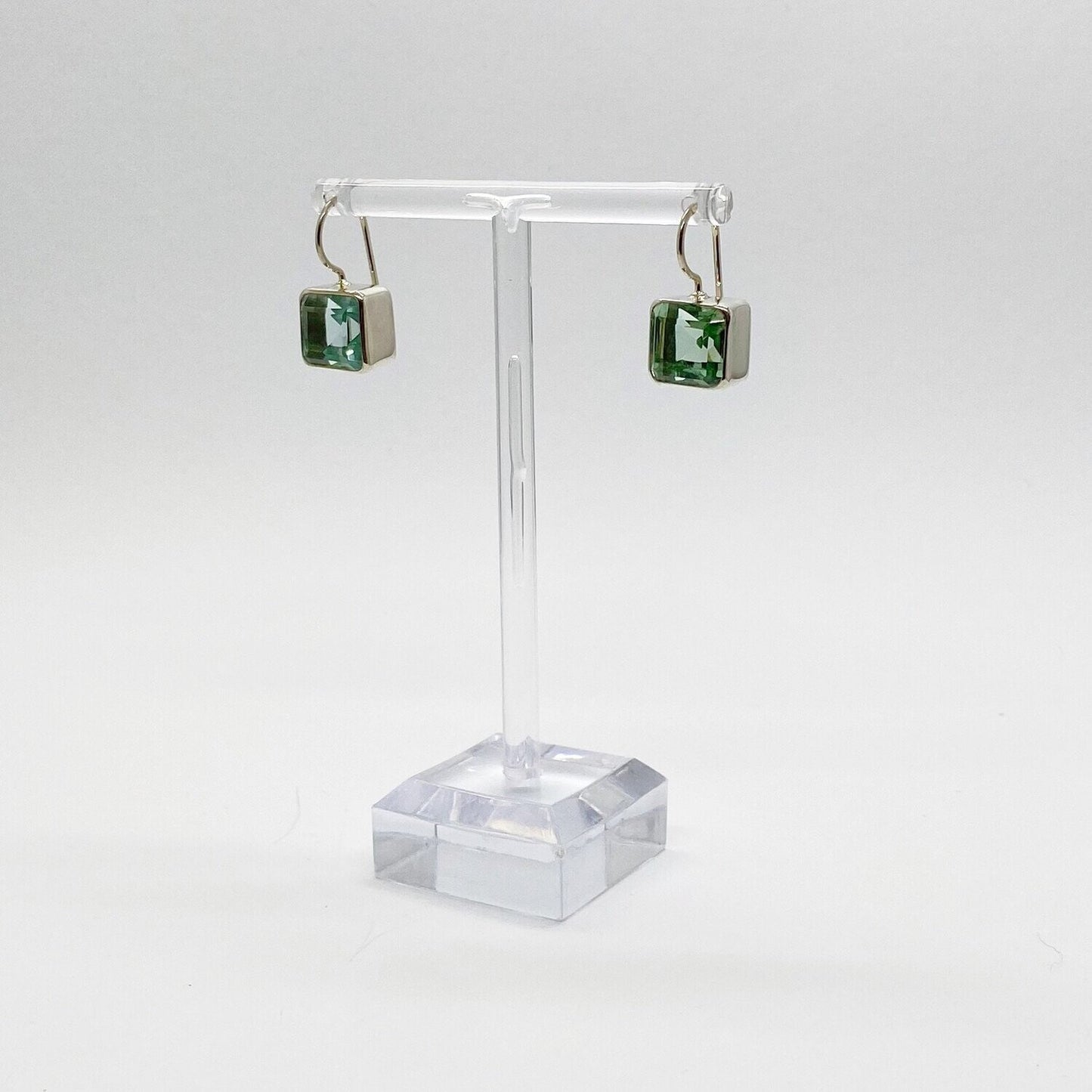 Handgefertigte Ohrhänger aus 925 Sterling Silber mit quadratischen meerblauen Obsidian-Steinen 1 × 1 cm.