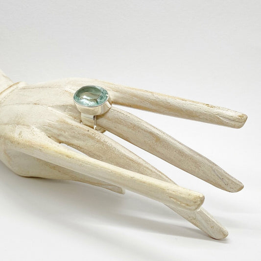 Silberring mit ovalem meerblauem Obsidian (1,5 × 2 cm) in silberner Fassung – handwerklich gefertigt.