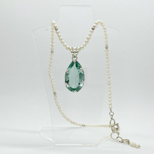 Handgefertigter Silberanhänger Obsidian meerblau Tropfen (2 × 3,5 cm) mit Kronenfassung an Perlenkette