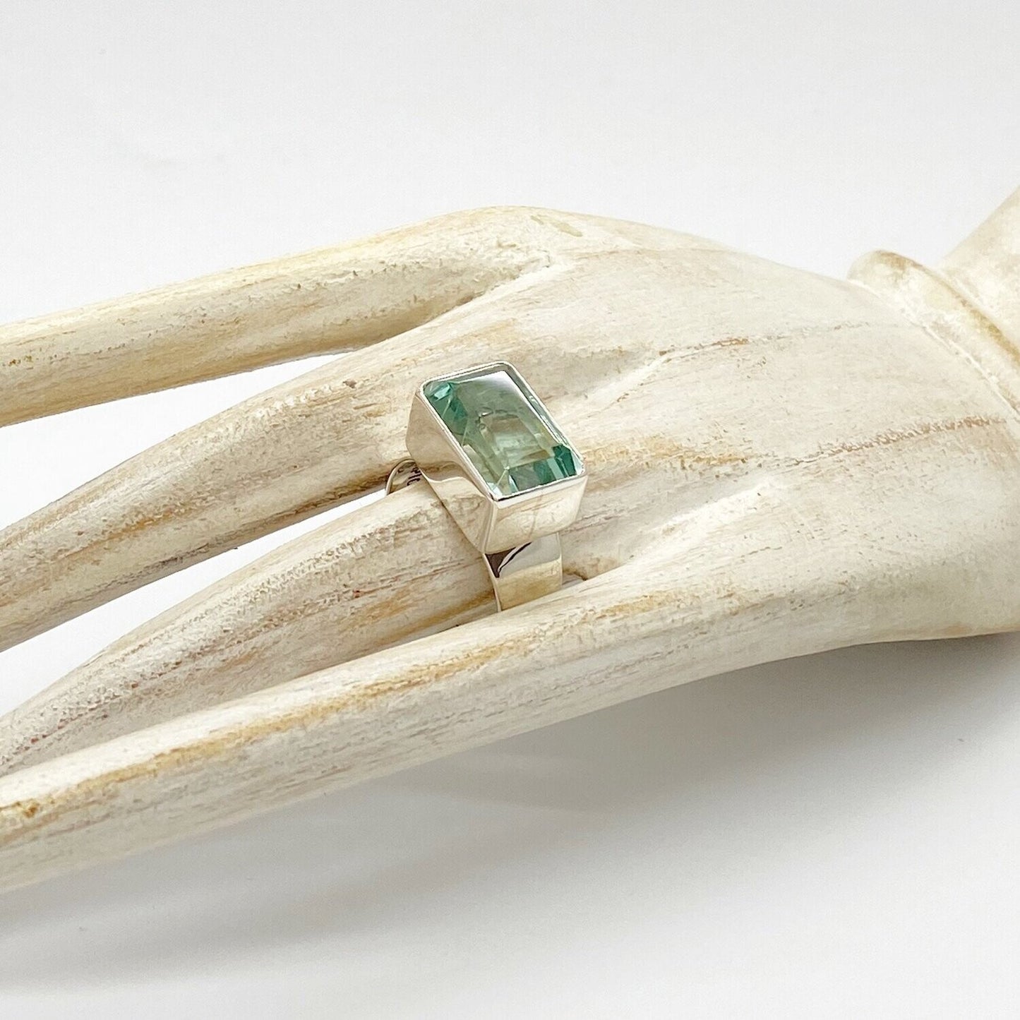 Silberring mit rechteckigem meerblauem Obsidian (ca. 1 × 1,5 cm), handgefertigtes Unikat.