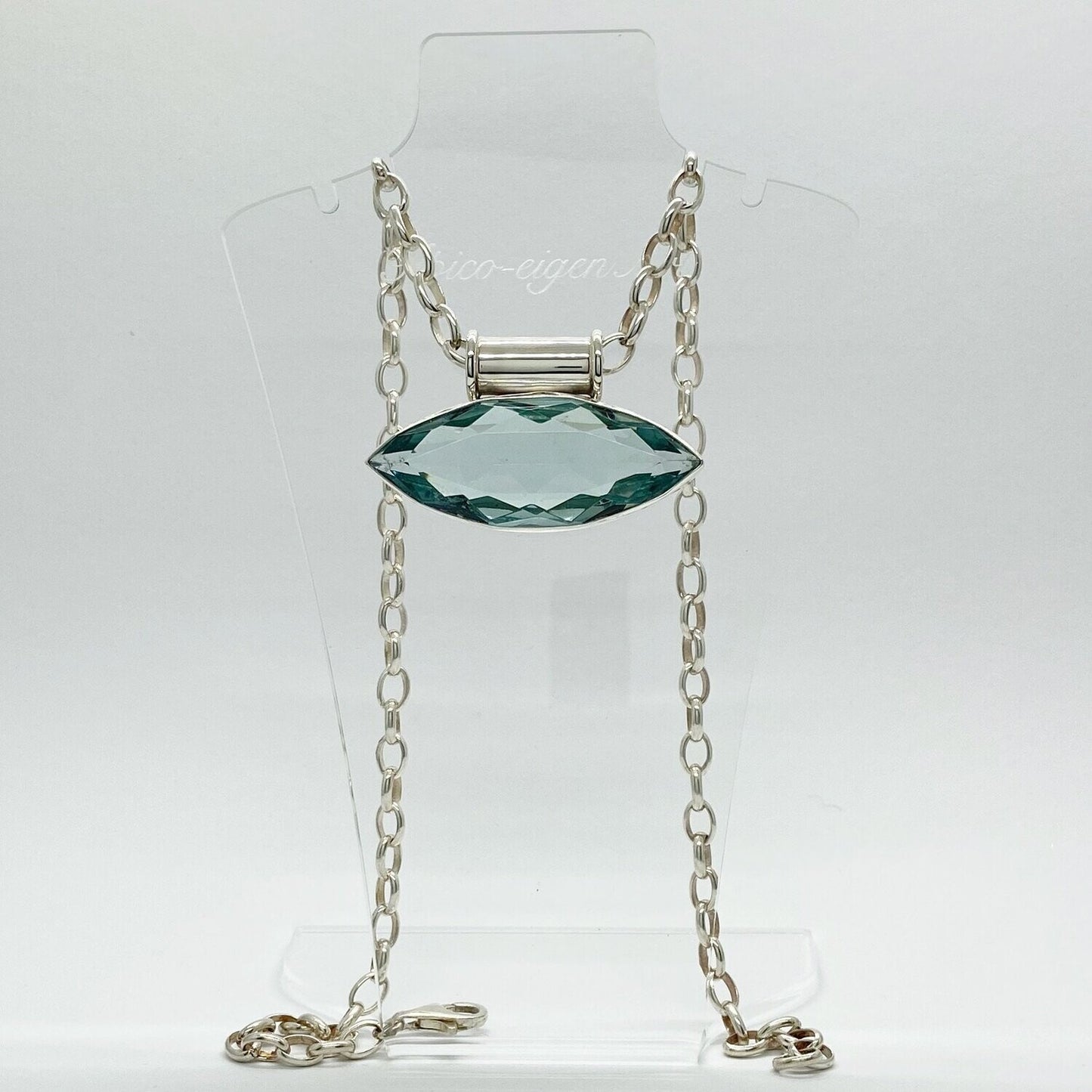 Silberner Anhänger mit querliegendem meerblauem Obsidian (2x5 cm) an Silberkette.