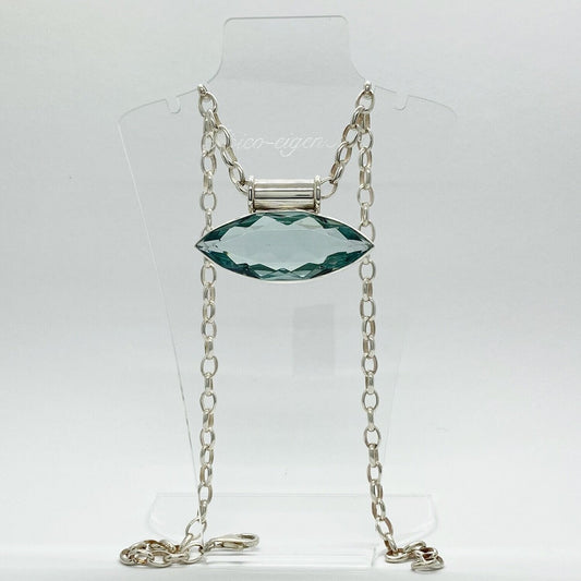 Silberner Anhänger mit querliegendem meerblauem Obsidian (2x5 cm) an Silberkette.