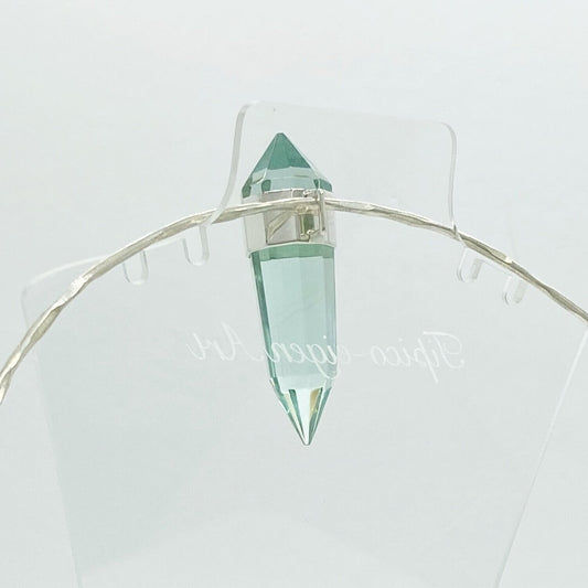 Silberanhänger mit meerblauem Obsidian-Kristall im Prismenschliff, elegantes Schmuckstück