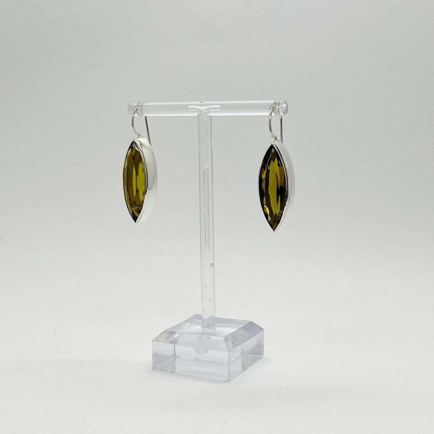 Ohrhänger Obsidian goldbraun, facettiertes ovales Steinchen ca. 1 × 3 cm, massiv poliertes 925 Sterling Silber, Designhaken.