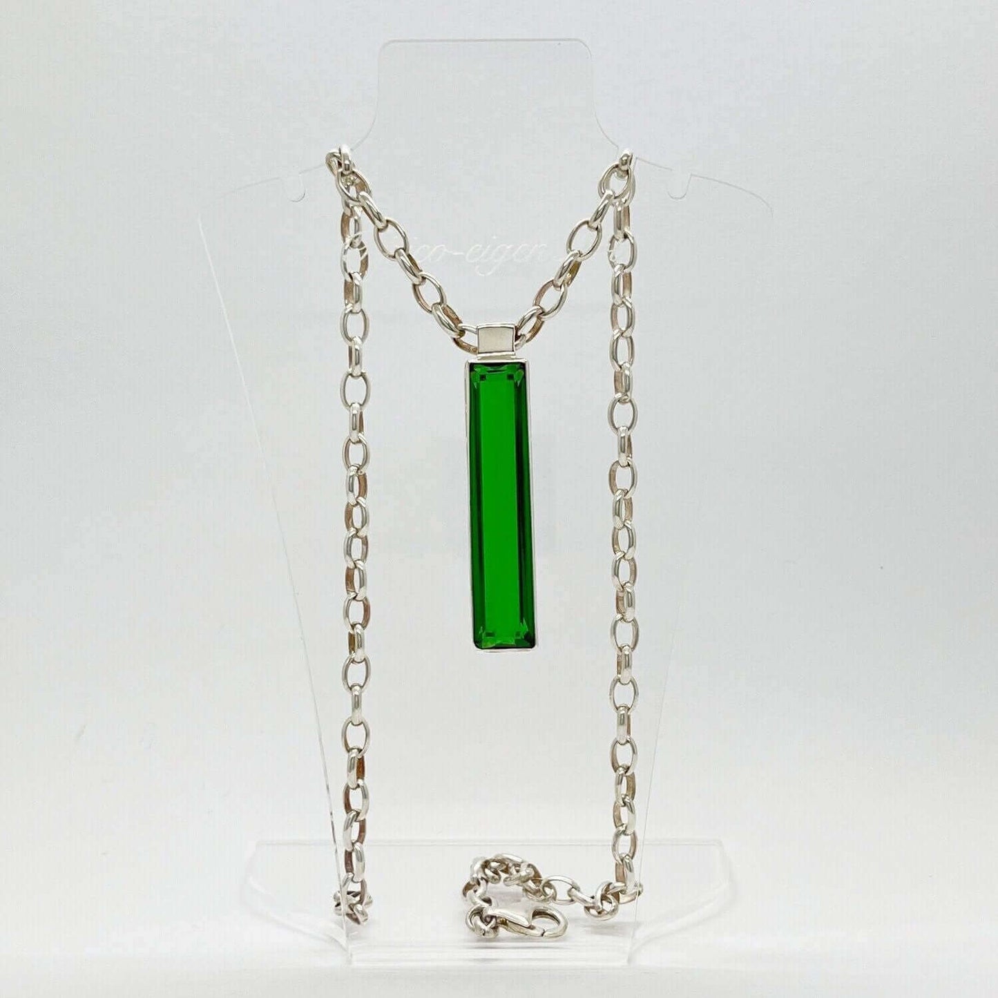 Emerald-green obsidian rectangle pendant in silver, 1x5 cm, on a silver chain.