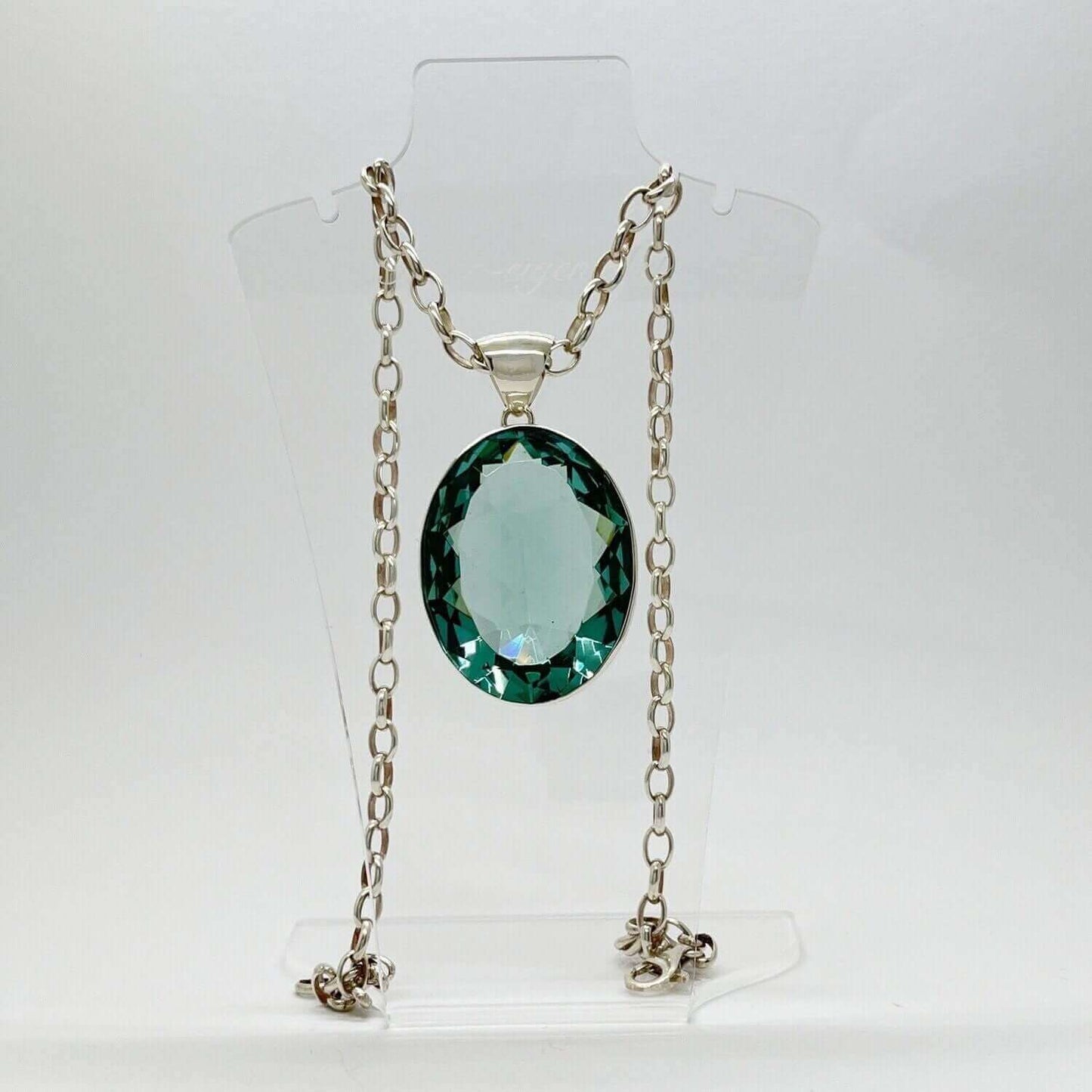 Silberanhänger mit ovalem meerblauen Obsidian, 4 × 3 cm, an silberner Gliederkette