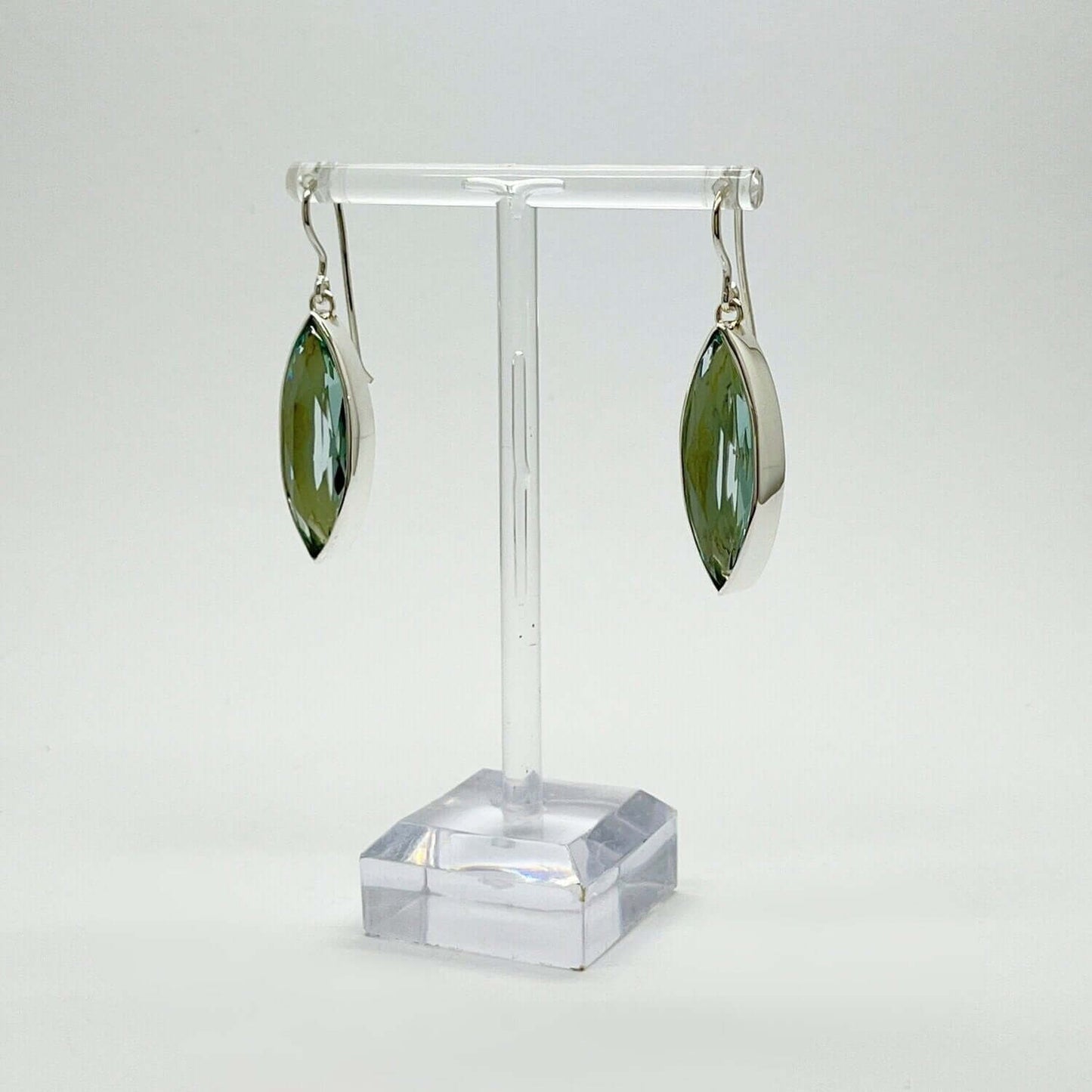 Elegante Ohrhänger Obsidian meerblau 1 x 3 cm, handgefertigt von Tipico-eigenArt, vereinen Schönheit und Stil.