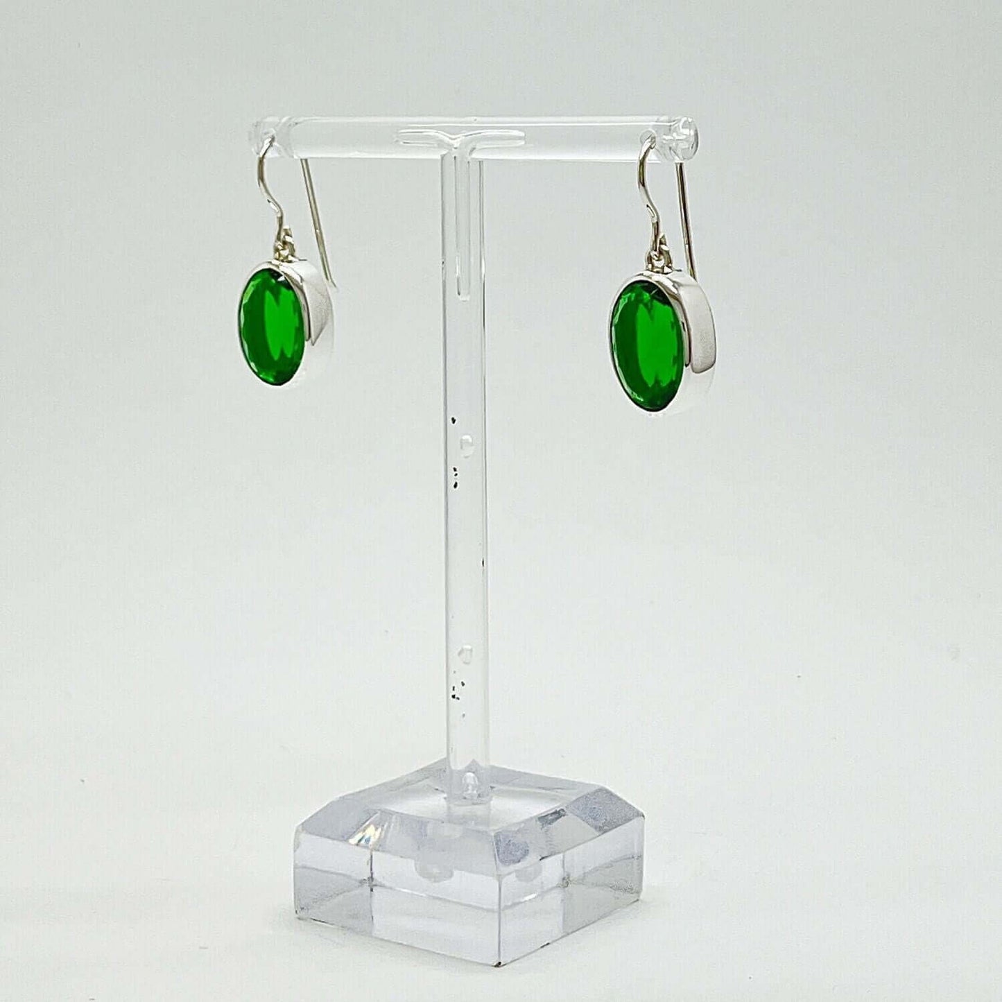 Ohrhänger Obsidian smaragdgrün Oval 1 x 1,5 cm von Tipico-eigenArt, handgefertigt aus 925er Sterling Silber.