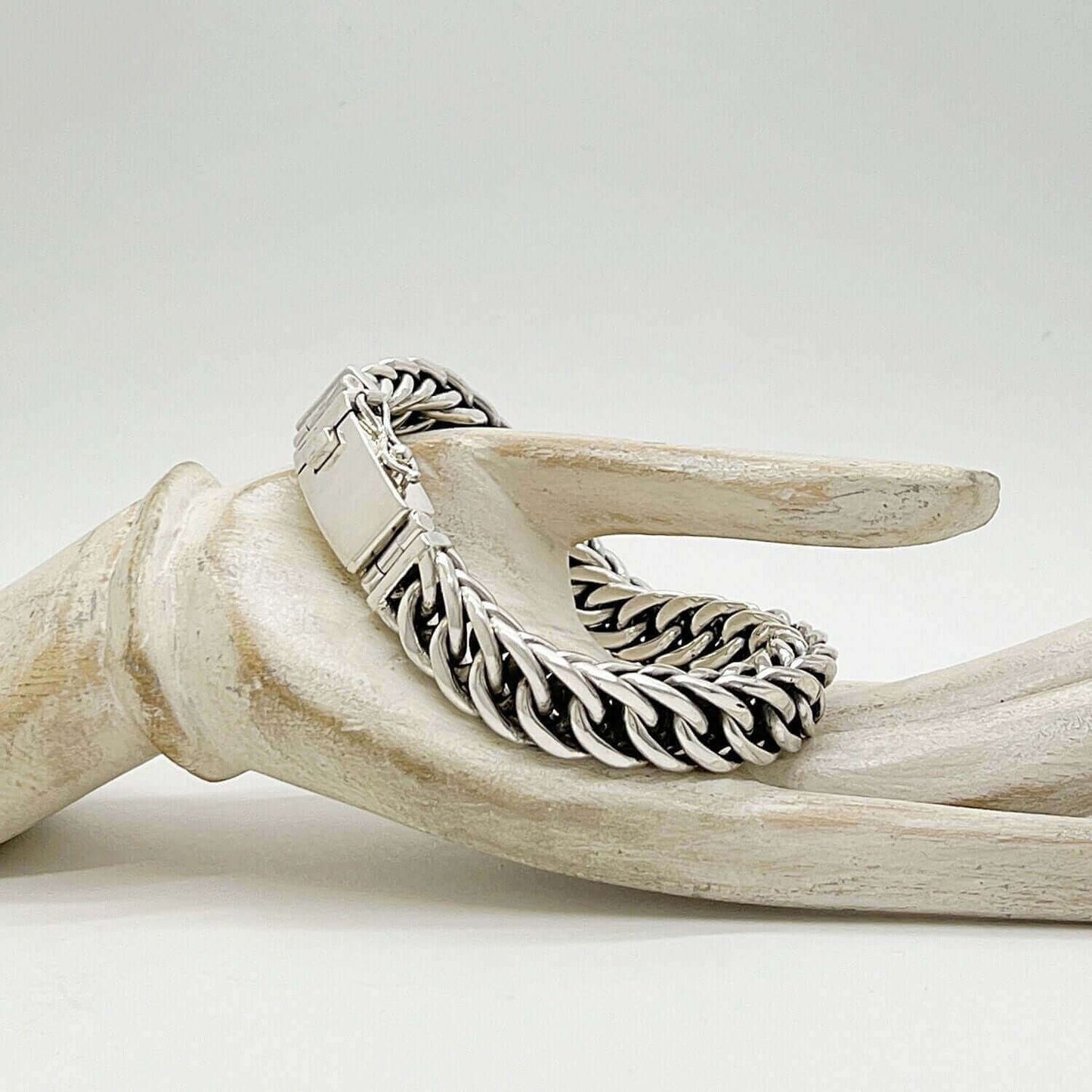 Armband Argentia aus 925er Sterling Silber von Tipico-eigenArt mit massiver Gliederkette und Verschluss.