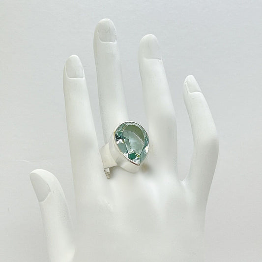 Silberring mit meerblauem Obsidian-Tropfen (1,5 × 2 cm) in silberner Fassung.