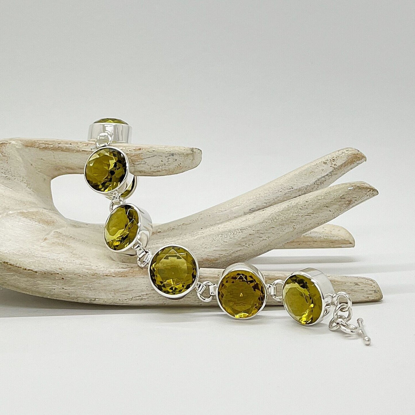 Armband aus 925 Silber mit 1,5 cm großen goldbraunen Obsidian-Steinen in runden Fassungen, handgefertigt.