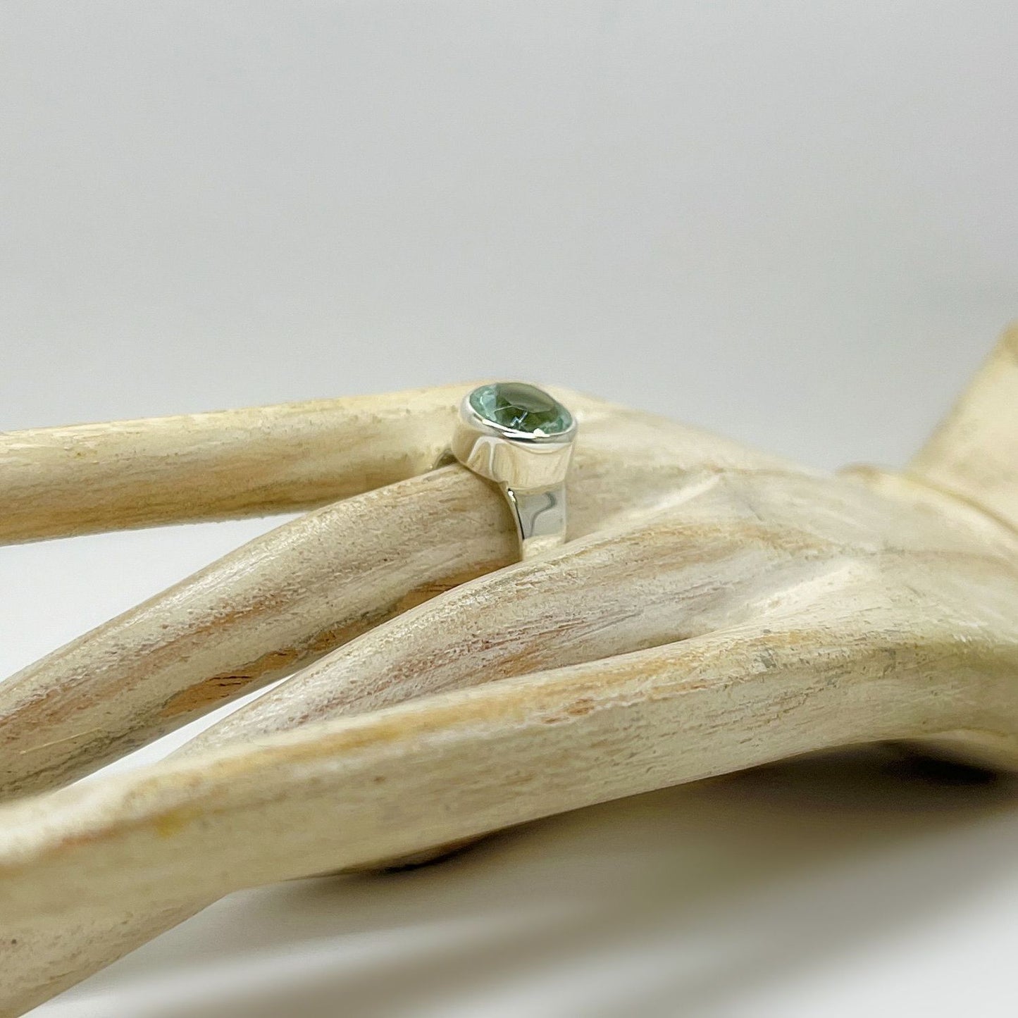 Silberring mit rundem meerblauen Obsidian, Ø ca. 1 cm – Tipico-eigenArt.