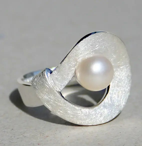 Silberring mit Süßwasserperle, 7-mm-Perle, Twist round in geschwungener Silberform.