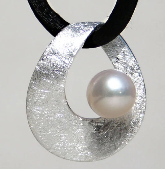 Silberanhänger Twist round mit 8-mm Süßwasserperle, handgefertigtes Schmuckstück