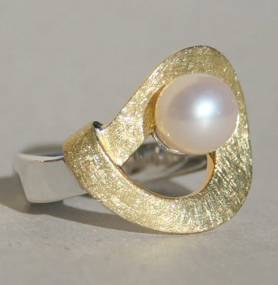 Vergoldeter Silberring mit 7-mm-Süßwasserperle – Twist round, moderne geschwungene Form.