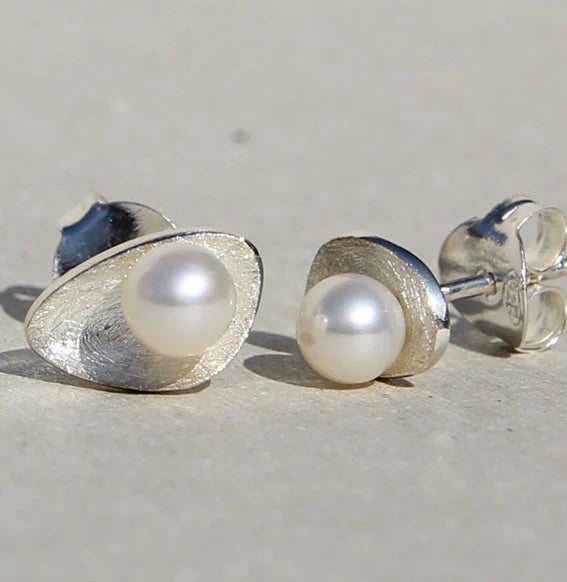 Silberohrstecker Lunaris mit 4,5-mm Süßwasserperle in organischer Lunaris-Fassung.