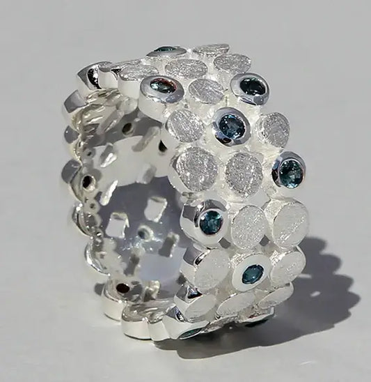 Silberring Highland mit London Blue Topas – Handgefertigt in Deutschland, elegant mit facettierten Topasen.