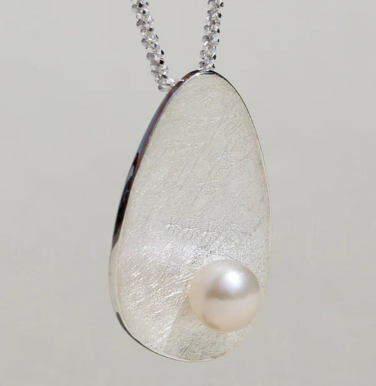 Silberanhänger Lunaris mit Süßwasserperle, organische, geschwungene Form, 6,5 mm Perle