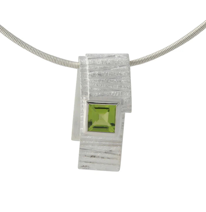Silberanhänger mit quadratischem Peridot (6x6 mm) im Campur-Design, moderner minimalistischer Stil