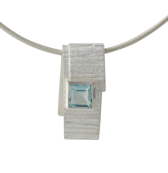 Silberanhänger mit Topas (6×6 mm) im modernen Campur Design, hellblauer quadratischer Topas im silbernen Rahmen.