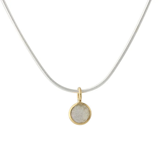 Silberanhänger mit Labradorit, 6 mm, 18ct vergoldet, runde Goldfassung an Silberkette.