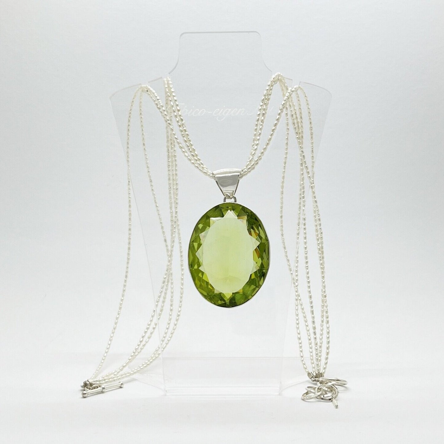 Anhänger Obsidian lichtgrün oval, 3,5 × 4,5 cm, mit mehrsträngigem Silberkettchen