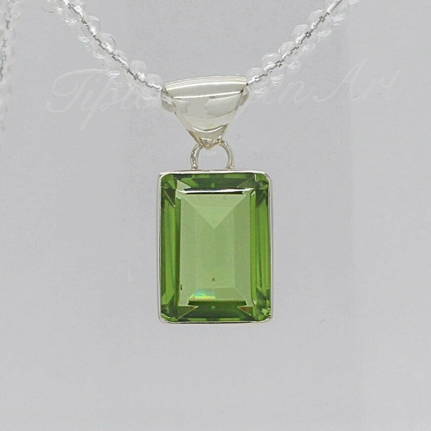 Anhänger Obsidian lichtgrün, rechteckig 1,5 x 2 cm, silberne Fassung an Kette