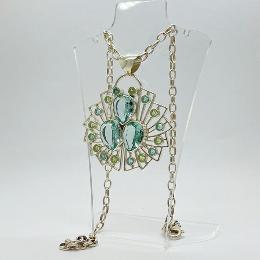 Anhänger Sea Rose: radialer Blütenrahmen aus Obsidian meerblau und lichtgrün, facettierte Tropfen- und Rundsteine.