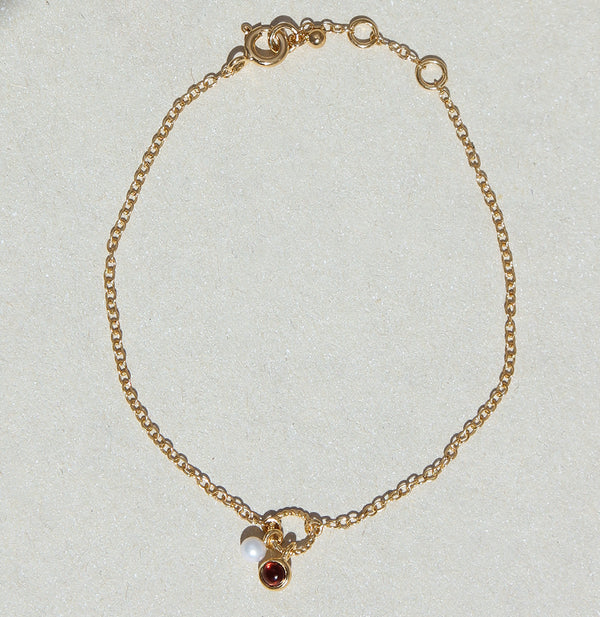 Vergoldetes Silberarmband mit Granat & Perle als Anhänger
