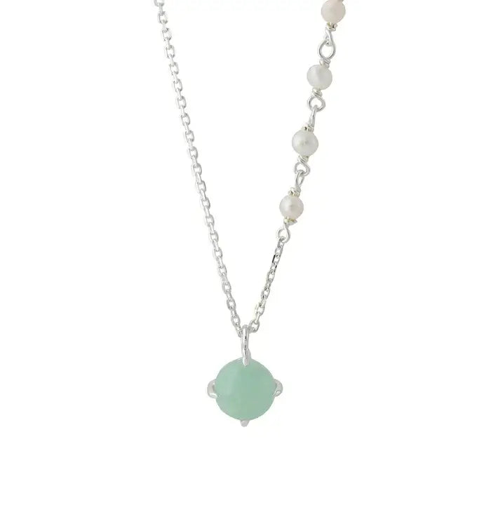 Silbercollier mit mintgrünem 6-mm-Amazonit und weißen Süßwasserperlen an Sterlingsilberkette.