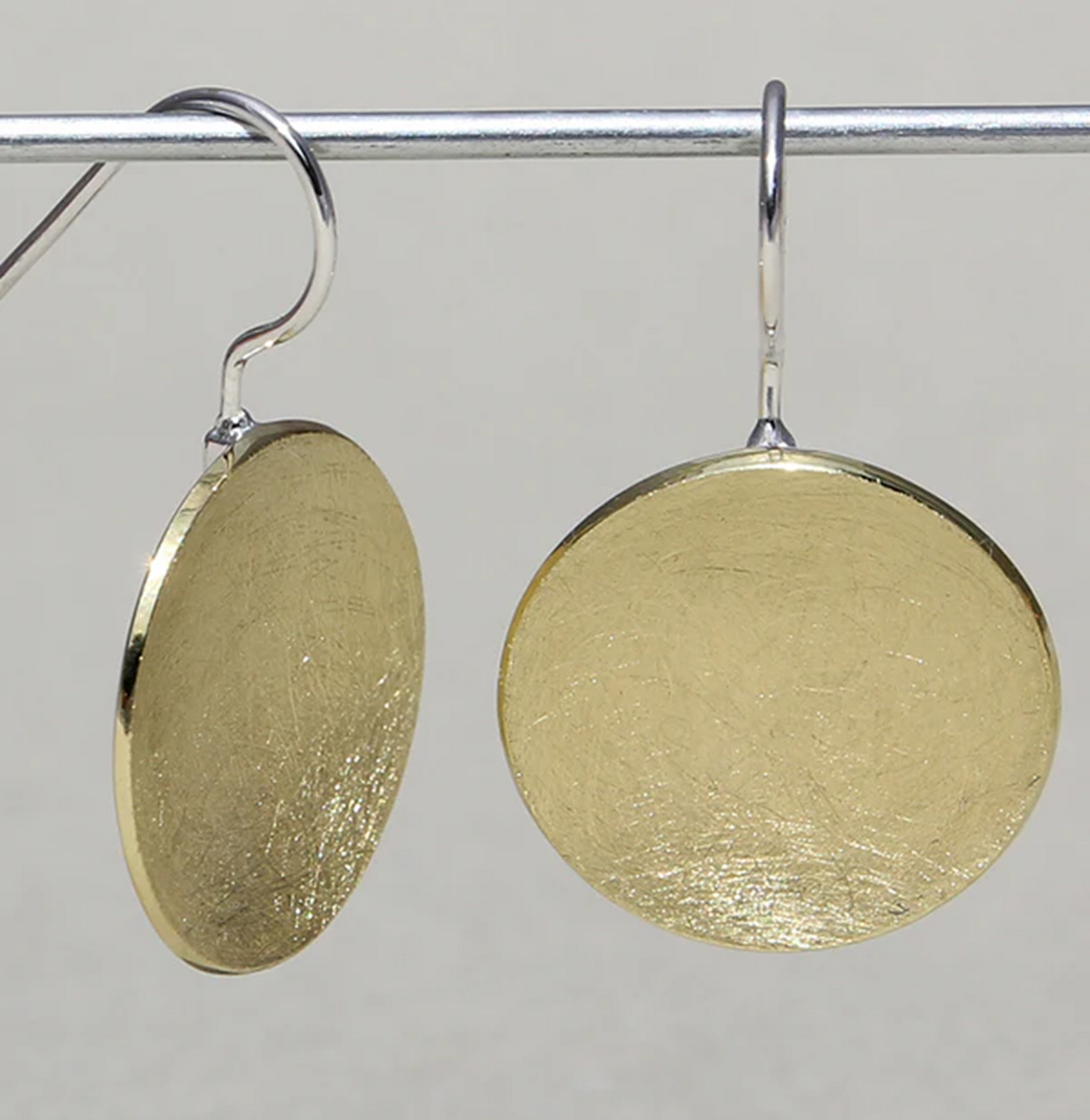 Silberohrhänger Solaro, 18ct vergoldet: runde, gebürstete Goldscheiben mit Hakenverschluss.