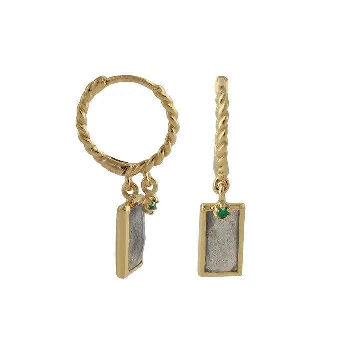 Creolen aus 18ct vergoldetem Silber mit Labradorit und grünem Onyx, gedrehte Creolen mit rechteckigen Anhängern.