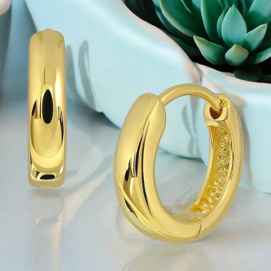 Vergoldete Huggie-Creolen aus 925 Sterling Silber, 18K Gold, Innensteinbesatz, handgefertigt in Deutschland.