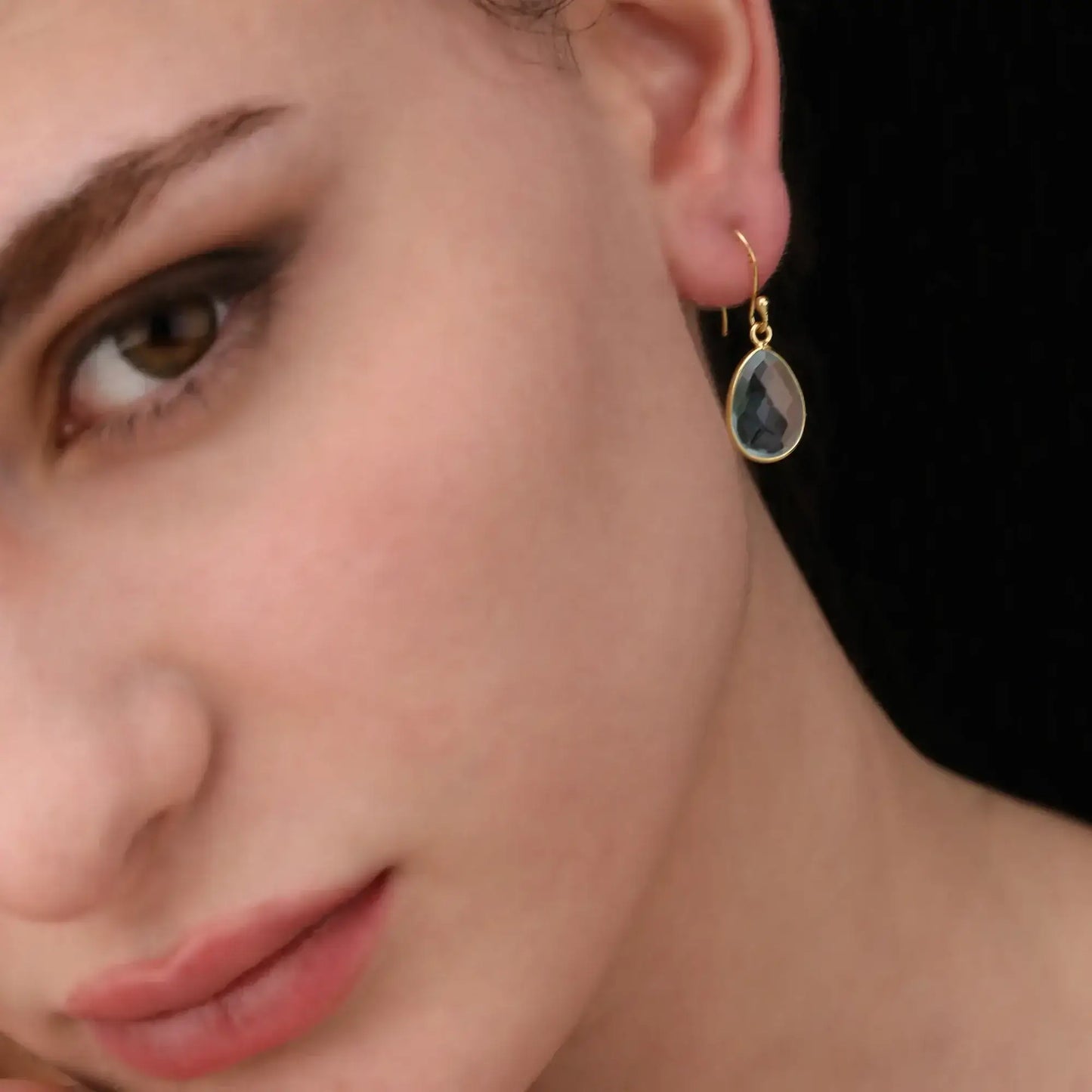 Vergoldete 925 Silber Ohrringe mit Aqua Topas, tropfenförmiger facettierter Stein in Goldfassung am Ohr