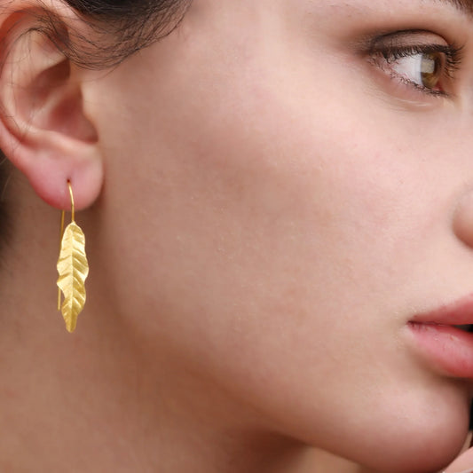Vergoldete 925 Silber Blatt-Ohrringe, filigranes Blattdesign, hängend am Ohr.