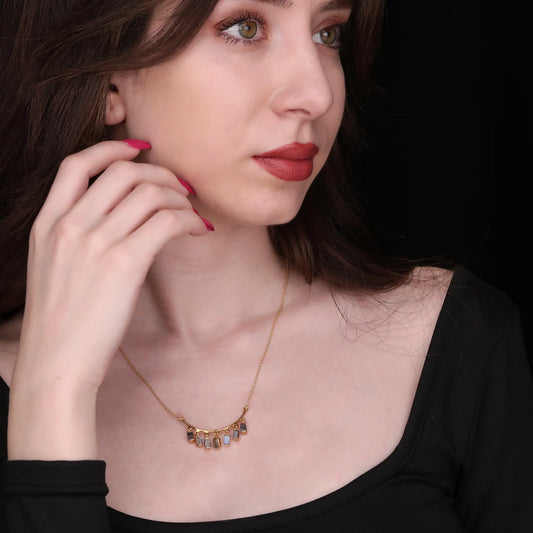 MadamLili Labradorit Edelsteinkette vergoldet aus 925 Silber mit sieben irisierenden Labradorit-Steinen.