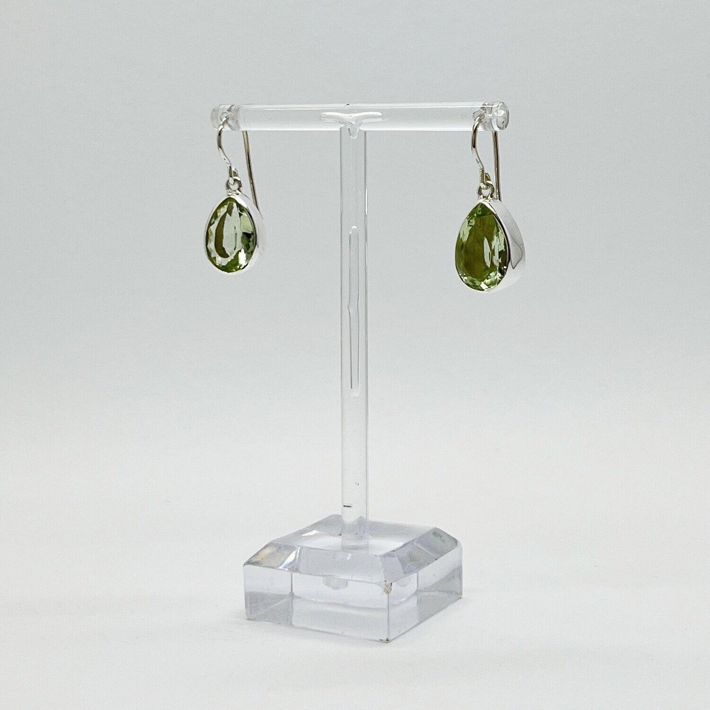 Ohrhänger Obsidian lichtgrün, tropfenförmig und facettiert, 1 x 1,5 cm, silberne Fassungen.