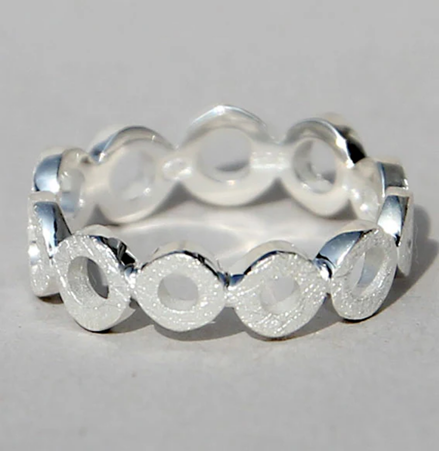 Silberring Donut single aus 925 Sterlingsilber, modernes Donut-Design, handgefertigt in Deutschland.