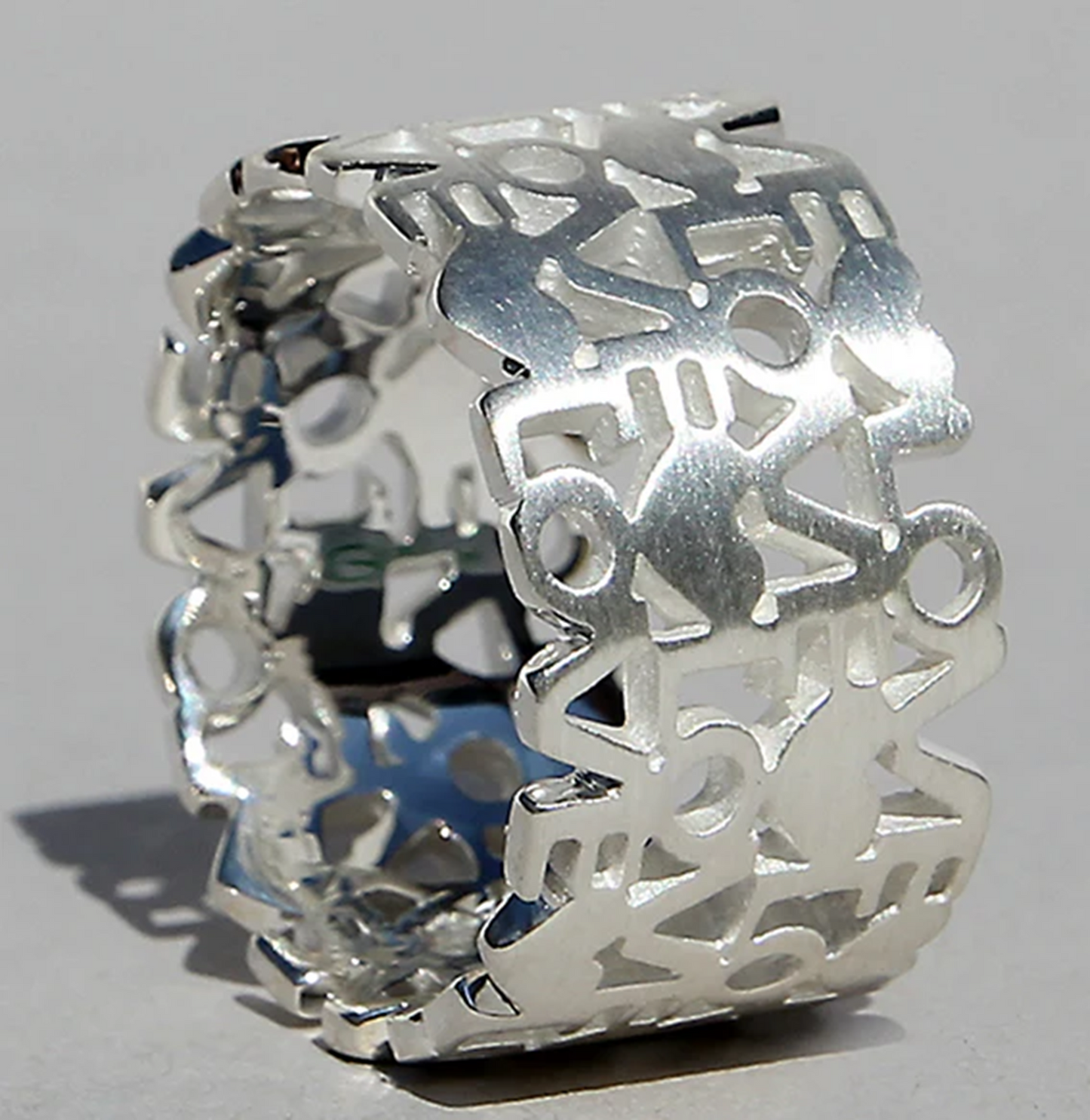 Silberring Amore aus 925 Sterling Silber mit kunstvollem Durchbruchdesign und markantem Muster