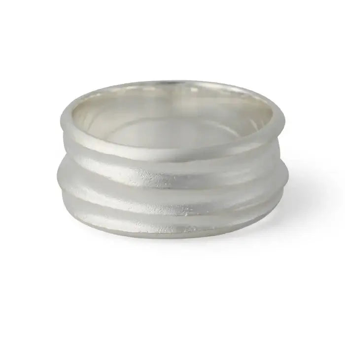 Silberring Furche mit dreifach gerillter Struktur - klare Form, modernes Handwerk, charakterstarkes Alltagsstück.