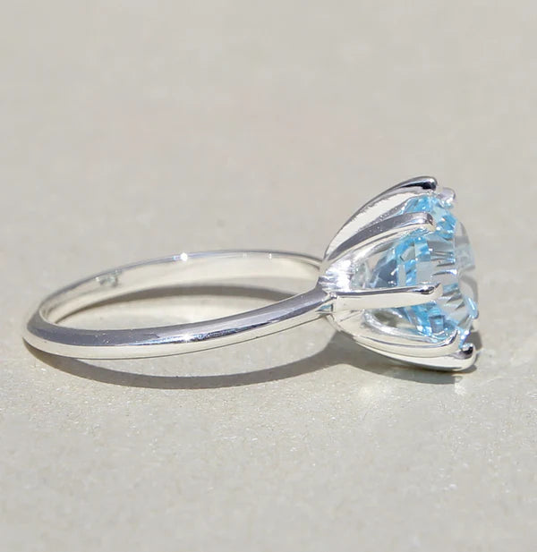 Silberring mit hellblauem Topas (10 mm) in Krappenfassung, 925er Sterlingsilber
