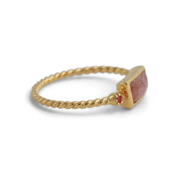 Silberring mit Erdbeerquarz und Rubin, 18ct vergoldet, gedrehte Ringschiene.