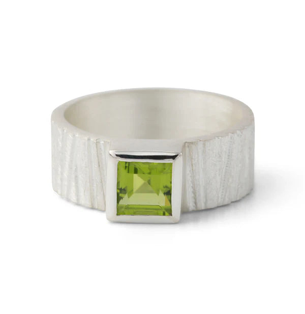 Schmuck Set Peridot Verde: Ring mit grünem Peridot, strukturierter 925er Silber, architektonisches Design.
