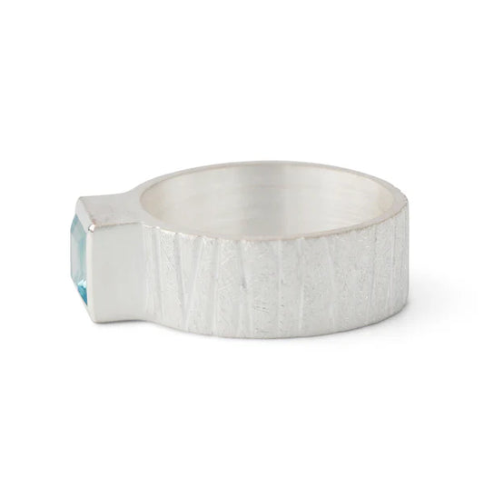 Silberring mit hellblauem Topas (6x6 mm) in geometrischer Fassung, Campur Design, handgefertigt in Deutschland.