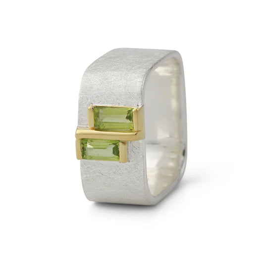 Silberring 925 mit Peridot, 18ct vergoldet, zwei baguette-Schliff-Peridoten, strukturierte Oberfläche